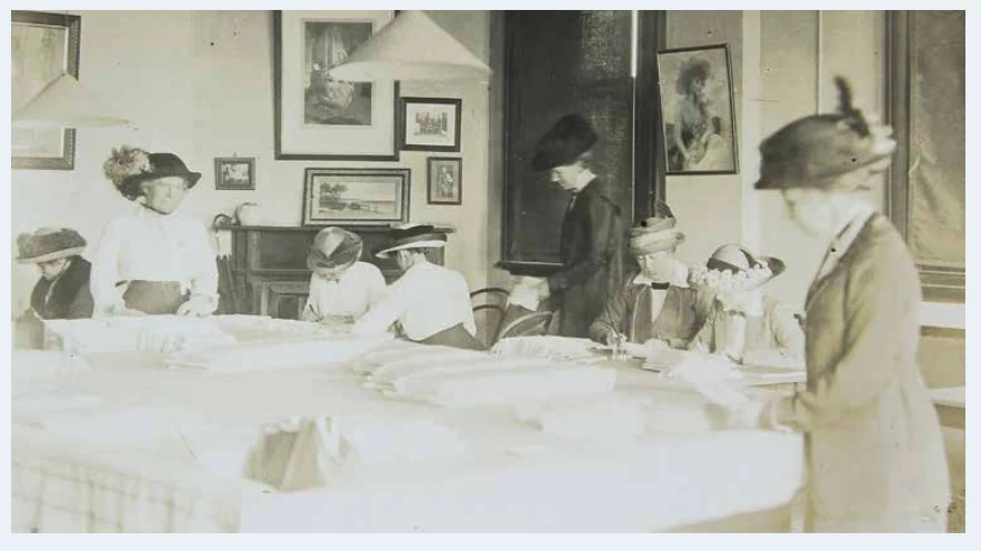 A working party of the Melbourne Ladies Harbour Lights Guild, c. 1914.